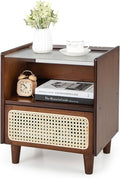 Brauner Vintage Bambus-Nachttisch mit Rattan-Schublade, Glasplatte, offenem Fach und Kabelausschnitt 43 x 35 x 50 cm